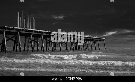 Monochrom-Bild von Claremont Pier Lowestoft Suffolk UK.. Keine Personen. Stockfoto