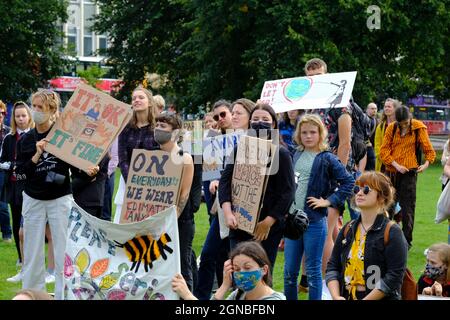 Bristol, Großbritannien. September 2021. Demonstranten im Schulalter überspringen die Schule, um sich auf College Green zu versammeln, um den Protest gegen das mangelnde Handeln der Regierung in Bezug auf den Klimawandel fortzusetzen. Dies wird der erste öffentliche Klimastreik sein, seit Greta Thunberg die Stadt im Februar 2020 besucht hat. Kredit: JMF Nachrichten/Alamy Live Nachrichten Stockfoto