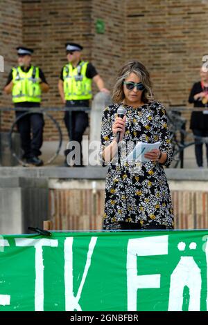 Bristol, Großbritannien. September 2021. Chloe von der Clean Air-Gruppe spricht mit der Menge. Demonstranten im Schulalter überspringen die Schule, um sich auf College Green zu versammeln, um den Protest gegen das mangelnde Handeln der Regierung in Bezug auf den Klimawandel fortzusetzen. Dies wird der erste öffentliche Klimastreik sein, seit Greta Thunberg die Stadt im Februar 2020 besucht hat. Kredit: JMF Nachrichten/Alamy Live Nachrichten Stockfoto