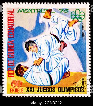 ÄQUATORIALGUINEA - UM 1976: Eine Briefmarke aus Guinea, die Judo bei den XXI Olympischen Spielen in Montreal zeigt Stockfoto