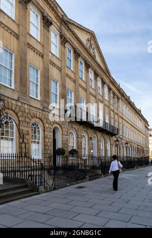 Gelistete 3-stöckige georgianische Reihenhäuser mit gusseisernem Geländer und Balkon in der Great Pulteney Street, City of Bath, Somerset, England, Großbritannien Stockfoto