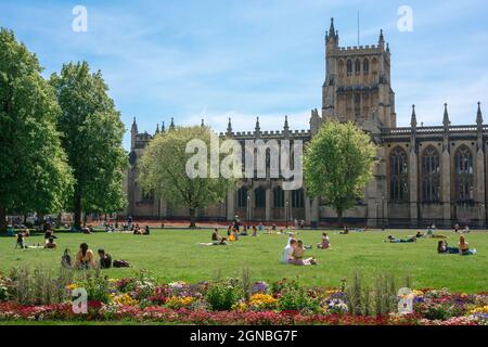 Bristol Cathedral, Blick im Sommer auf Menschen, die sich auf dem College Green neben der Kathedrale der Stadt entspannen, Bristol, England, Großbritannien Stockfoto