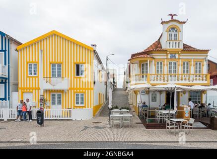 Costa Nova, Portugal. Bunte traditionelle gestreifte Strandhäuser in Costa Nova, Aveiro, Portugal. Stockfoto