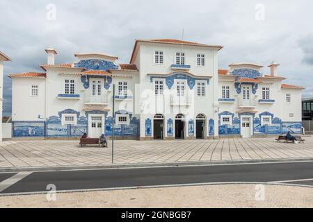 Der alte Bahnhof von Aveiro, dekoriert mit Azulejos, blaue Fliesen mit lokalen Szenen, Aveiro Portugal. Stockfoto