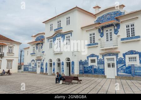 Der alte Bahnhof von Aveiro, dekoriert mit Azulejos, blaue Fliesen mit lokalen Szenen, Aveiro Portugal. Stockfoto