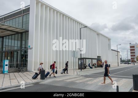 Der neue moderne Bahnhof von Aveiro mit ankommenden Reisenden, Aveiro Portugal. Stockfoto