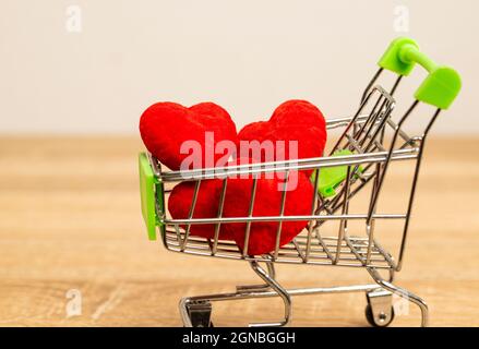 Rote Herzen im Supermarktwagen. Es ist voll mit Liebe und voller Füllung süßen Moment für Paar ist Liebe einander. Der nächste Schritt ist Hochzeit und Live Vorabend Stockfoto