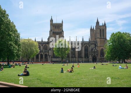 Bristol College Green, Blick im Sommer auf Menschen, die sich in College Green entspannen, einer beliebten Grünfläche im historischen Zentrum von Bristol, Avon, England, Großbritannien Stockfoto