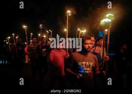 Nicht exklusiv: DHAKA, BANGLADESCH - 23. SEPTEMBER 2021: Studenten nehmen an einer Fackelprozession Teil, um die Wiedereröffnung der Jahangirnagar University zu fordern Stockfoto