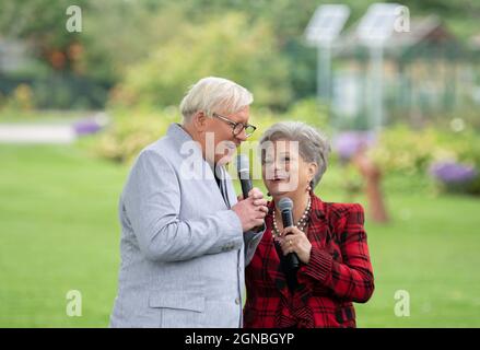 Beelitz, Deutschland. September 2021. Die Popsängerin Dagmar Frederic wird von Bürgermeister Bernhard Knuth während der Pressekonferenz zur Präsentation des Geländes der Landesgartenschau 2022 im Park zur 'musikalischen Botschafterin' der Laga ernannt. Quelle: Soeren Stache/dpa-Zentralbild/dpa/Alamy Live News Stockfoto