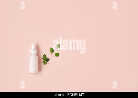 Schöne Komposition aus weißer Mockup-Serumflasche und frischen grünen Blättern auf rosa Hintergrund. Kreative trendige Kosmetik flach legen mit Kopierer Platz. Konzept der Naturkosmetik. Stockfoto