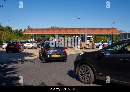 Southend on Sea, Essex, Großbritannien. September 2021. Verzögerungen bei der Kraftstoffversorgung von Tankstellen aufgrund des Mangels an Fahrern haben zu Panik beim Kauf von Fahrzeugen geführt. Vor Tankstellen haben sich Warteschlangen gebildet, vor denen Straßen mit Netzsperren gesperrt sind. Im Tesco-Geschäft in Southend on Sea haben sich die Käufer verspätet, das Geschäft zu erreichen, während sie in der Warteschlange für die Pumpen festsaßen Stockfoto