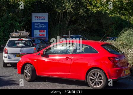 Southend on Sea, Essex, Großbritannien. September 2021. Verzögerungen bei der Kraftstoffversorgung von Tankstellen aufgrund des Mangels an Fahrern haben zu Panik beim Kauf von Fahrzeugen geführt. Vor Tankstellen haben sich Warteschlangen gebildet, vor denen Straßen mit Netzsperren gesperrt sind. Im Tesco-Geschäft in Southend on Sea haben sich die Käufer verspätet, das Geschäft zu erreichen, während sie in der Warteschlange für die Pumpen festsaßen Stockfoto