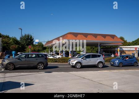 Southend on Sea, Essex, Großbritannien. September 2021. Verzögerungen bei der Kraftstoffversorgung von Tankstellen aufgrund des Mangels an Fahrern haben zu Panik beim Kauf von Fahrzeugen geführt. Vor Tankstellen haben sich Warteschlangen gebildet, vor denen Straßen mit Netzsperren gesperrt sind. Im Tesco-Geschäft in Southend on Sea haben sich die Käufer verspätet, das Geschäft zu erreichen, während sie in der Warteschlange für die Pumpen festsaßen Stockfoto