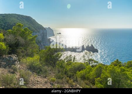 Hohe Klippe der Bucht 'Es racò Verd' aus der Sicht eines hohen Aussichtspunktes, Ibiza, Spanien Stockfoto