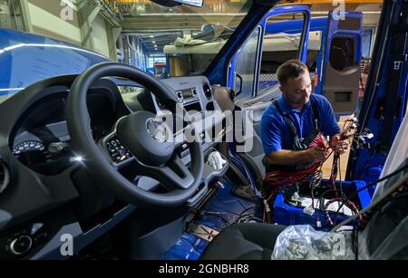 24. September 2021, Sachsen, Plauen: Marcel Witt, Mitarbeiter der Binz Automotive Sachsen GmbH in Plauen, arbeitet für das Technische Hilfswerk (THW) an der Innenmontage eines Fahrzeugs. Der thüringische Fahrzeughersteller Binz beschäftigt in seinem neuen Werk im Vogtland derzeit 90 Mitarbeiter, darunter acht Auszubildende. Derzeit werden 149 Spezialfahrzeuge für das THW gefertigt, gefolgt von Fahrzeugen für die Berliner Polizei und die sächsische Polizei. Die Binz Ambulance- und Umwelttechnik GmbH mit Sitz in Ilmenau übernahm das MAN Bus Modification Center und seine Mitarbeiter in Einem Stockfoto