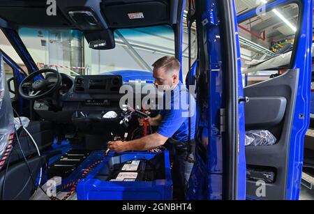 24. September 2021, Sachsen, Plauen: Marcel Witt, Mitarbeiter der Binz Automotive Sachsen GmbH in Plauen, arbeitet für das Technische Hilfswerk (THW) an der Innenmontage eines Fahrzeugs. Der thüringische Fahrzeughersteller Binz beschäftigt in seinem neuen Werk im Vogtland derzeit 90 Mitarbeiter, darunter acht Auszubildende. Derzeit werden 149 Spezialfahrzeuge für das THW gefertigt, gefolgt von Fahrzeugen für die Berliner Polizei und die sächsische Polizei. Die Binz Ambulance- und Umwelttechnik GmbH mit Sitz in Ilmenau übernahm das MAN Bus Modification Center und seine Mitarbeiter in Einem Stockfoto