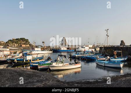 Der Hafen von Aci Trezza, Sizilien, mit dem Basaltmeer von Faraglione Grande, einer der Faraglioni oder Isole dei Ciclopi (Zyklopen-Inseln) Stockfoto