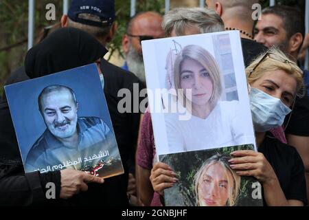 Beirut, Libanon. September 2021. Mitglieder von Familien der Opfer der massiven Hafenexplosion am 04. August 2020 in Beirut stehen vor den Toren des Justizpalastes des Libanon·, während eines Protestes zur Unterstützung des Richters Tarek Bitar, der sich mit den Sprenguntersuchungen befasst. Ein hochrangiger Sicherheitsbeamter der libanesischen schiitischen islamistischen Gruppe Hisbollah hat Bitar während eines Treffens·Büro des Richters bedroht. Mehrere Politiker, die von Bitar vorgeladen wurden, haben ebenfalls einen rechtlichen Antrag auf Suspendierung gestellt. Quelle: Marwan Naamani/dpa/Alamy Live News Stockfoto