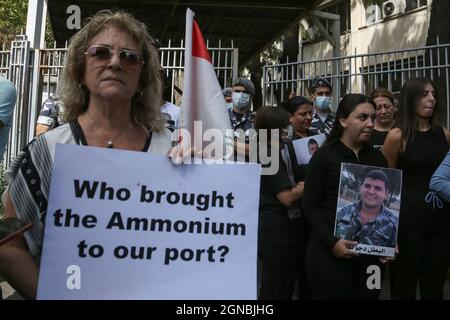 Beirut, Libanon. September 2021. Mitglieder von Familien der Opfer der massiven Hafenexplosion am 04. August 2020 in Beirut stehen vor den Toren des Justizpalastes des Libanon·, während eines Protestes zur Unterstützung des Richters Tarek Bitar, der sich mit den Sprenguntersuchungen befasst. Ein hochrangiger Sicherheitsbeamter der libanesischen schiitischen islamistischen Gruppe Hisbollah hat Bitar während eines Treffens·Büro des Richters bedroht. Mehrere Politiker, die von Bitar vorgeladen wurden, haben ebenfalls einen rechtlichen Antrag auf Suspendierung gestellt. Quelle: Marwan Naamani/dpa/Alamy Live News Stockfoto