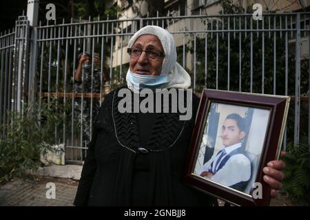 Beirut, Libanon. September 2021. Ibtissam Alaaeddine, Mutter von Mohamad, eines der Opfer der massiven Explosion des Hafens von Beirut vom 04. August 2020, steht vor den Toren des Justizpalastes des Libanon·, während eines Protestes zur Unterstützung des Richters Tarek Bitar, der sich mit den Sprenguntersuchungen befasst. Ein hochrangiger Sicherheitsbeamter der libanesischen schiitischen islamistischen Gruppe Hisbollah hat Bitar während eines Treffens·Büro des Richters bedroht. Mehrere Politiker, die von Bitar vorgeladen wurden, haben ebenfalls einen rechtlichen Antrag auf Suspendierung gestellt. Quelle: Marwan Naamani/dpa/Alamy Live News Stockfoto