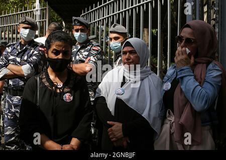 Beirut, Libanon. September 2021. Mitglieder von Familien der Opfer der massiven Hafenexplosion am 04. August 2020 in Beirut stehen vor den Toren des Justizpalastes des Libanon·, während eines Protestes zur Unterstützung des Richters Tarek Bitar, der sich mit den Sprenguntersuchungen befasst. Ein hochrangiger Sicherheitsbeamter der libanesischen schiitischen islamistischen Gruppe Hisbollah hat Bitar während eines Treffens·Büro des Richters bedroht. Mehrere Politiker, die von Bitar vorgeladen wurden, haben ebenfalls einen rechtlichen Antrag auf Suspendierung gestellt. Quelle: Marwan Naamani/dpa/Alamy Live News Stockfoto