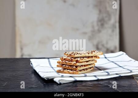 Knackiges Brot mit Samen. Knusprige Knäckebrot auf einem Holzhintergrund. Gesunder Snack: Getreide knusprig Mehrkorngetreide Leinsamen, Sonnenblumenkerne Protein Stockfoto