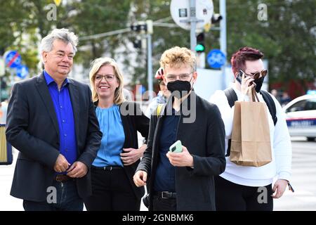 Wien, Österreich. September 2021. Weltweiter Klimastreik gemeinsam mit Fridays for Future in Wien. Auch der österreichische Vizekanzler Werner Kogler (1. V.l.) und die Umweltministerin der Grünen Leonore Gebessler (2. V.l.) waren bei der Demonstration zu sehen. Quelle: Franz Perc / Alamy Live News Stockfoto