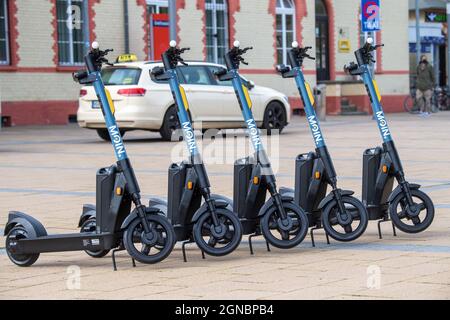 24. September 2021, Mecklenburg-Vorpommern, Greifswald: E-Scooter des Anbieters mir Solutions GmbH stehen vor dem Bahnhof in Greifswald.der Rostocker Anbieter startet am selben Tag mit einem Angebot von 100 E-Scootern, die in der ganzen Stadt verteilt sind.für Greifswald, Die Stadt erlaubte ein maximales Kontingent von 300 E-Scootern.gäbe es in Zukunft mehrere Anbieter, würde die Anzahl pro Anbieter entsprechend reduziert.für die Altstadt war die maximale Anzahl an E-Scootern auf 100 begrenzt.Dies ist ein sogenanntes Free-Floating-Angebot - man kann den E-Scooter überall parken Stockfoto