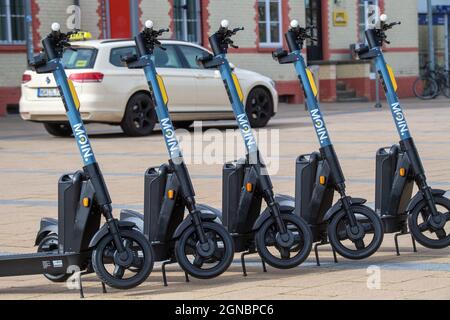 24. September 2021, Mecklenburg-Vorpommern, Greifswald: E-Scooter des Anbieters mir Solutions GmbH stehen vor dem Bahnhof in Greifswald.der Rostocker Anbieter startet am selben Tag mit einem Angebot von 100 E-Scootern, die in der ganzen Stadt verteilt sind.für Greifswald, Die Stadt erlaubte ein maximales Kontingent von 300 E-Scootern.gäbe es in Zukunft mehrere Anbieter, würde die Anzahl pro Anbieter entsprechend reduziert.für die Altstadt war die maximale Anzahl an E-Scootern auf 100 begrenzt.Dies ist ein sogenanntes Free-Floating-Angebot - man kann den E-Scooter überall parken Stockfoto