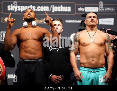 Anthony Joshua (links) und Oleksandr Usyk während einer Einwaage im O2 London. Bilddatum: Freitag, 24. September 2021. Stockfoto