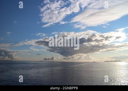 am Abend am Horizont Wolken über der Meerinsel Stockfoto