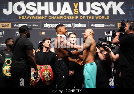 Anthony Joshua (links) und Oleksandr Usyk während einer Einwaage im O2 London. Bilddatum: Freitag, 24. September 2021. Stockfoto