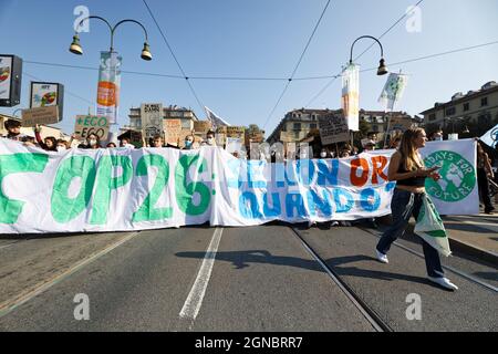Turin, Italien. September 2021. Menschen demonstrieren mit einem Banner auf der COP26 während des Globalen Klimabreks, der von Fridays for Future aufgerufen wird. Quelle: MLBARIONA/Alamy Live News Stockfoto