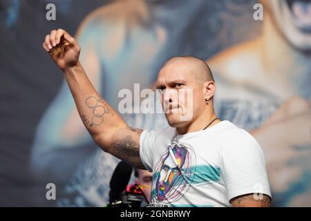 Oleksandr Usyk während einer Einwaage im O2 London. Bilddatum: Freitag, 24. September 2021. Stockfoto