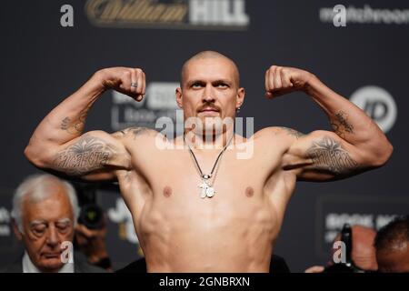 Oleksandr Usyk während einer Einwaage im O2 London. Bilddatum: Freitag, 24. September 2021. Stockfoto