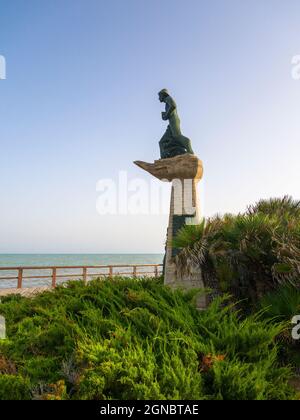 El Hombre del Mar (der Mann des Meeres) Statue des Bildhauers Josep Ricart i Maimar an der Küste von Torrevieja, Costa Blanca, Spanien. Stockfoto