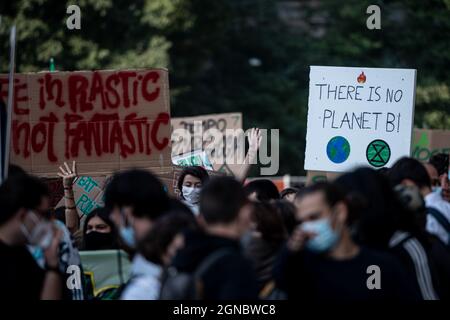 Mailand, Italien. 24. Sep, 2021. Menschen protestieren während des Freitags für die Zukunft - Klimastreiks in Mailand, Italien, um Maßnahmen zur Verhinderung weiterer globaler Erwärmung und des Klimawandels zu fordern. Quelle: Piero Cruciatti/Alamy Live News Stockfoto