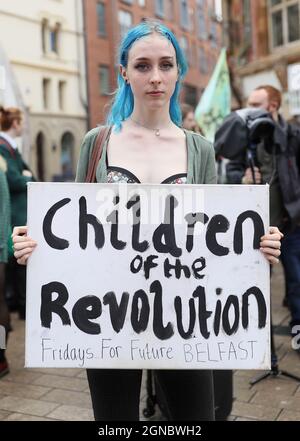 Kay Laverty (19) von Fridays for Future Northern Ireland nimmt an einem globalen Jugendklimaschlag im Stadtzentrum von Belfast Teil, einer von mehr als 1,000 Veranstaltungen, die rund um den Globus etwas mehr als einen Monat vor den UN-Klimagesprächen Cop26 in Glasgow stattfinden. Bilddatum: Freitag, 24. September 2021. Stockfoto