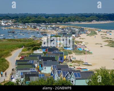 Blick auf die Strandhütten am Mudeford Spit Christchurch Dorset England Stockfoto