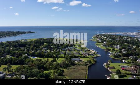 Luftlandschaftsaufnahmen über Bay Shore, Long Island, New York, USA an einem sonnigen Tag Stockfoto