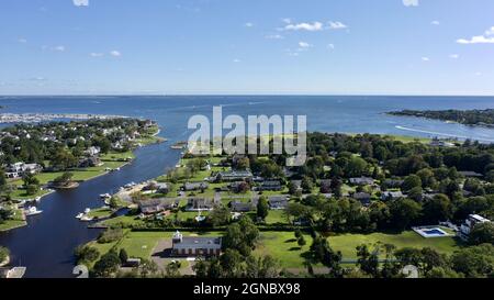 Luftaufnahme einer Inselgemeinschaft in Bay Shore, Long Island, New York, USA an einem sonnigen Tag Stockfoto