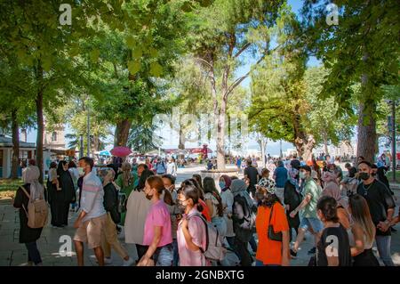 BURSA, TÜRKEI. 15. AUGUST 2021. Blick auf die Straße, viele Leute auf dem Platz. Sommer in der Stadt Stockfoto