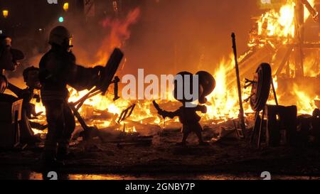 Der Feuerwehrmann verbrennt bei der Fallas-Feier in Spanien neunzehn Brandflecken im Feuer von La Cream Stockfoto