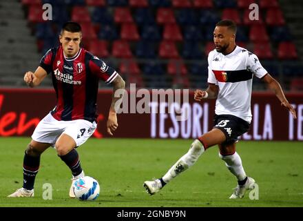 BOLOGNA, ITALIEN - 21. SEPTEMBER: Kevin Bonifazi von Bologna FC konkurriert für den Ball mit Hernani Junior von Genua FC ,während der Serie A Spiel zwischen Bologna FC gegen Genua FC im Stadio Renato Dall'Ara am 21. September 2021 in Bologna, Italien. (Foto nach MB-Medien) Stockfoto