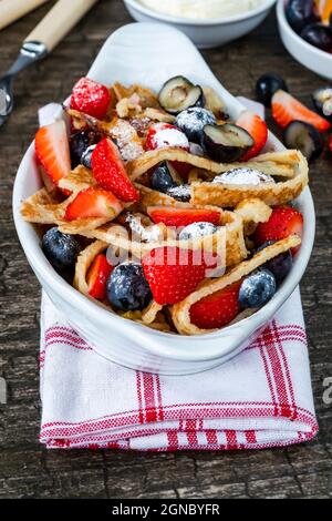 Pfannkuchenbänder mit frischen Sommerfrüchten - Erdbeeren und Heidelbeeren Stockfoto