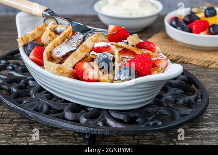 Pfannkuchenbänder mit frischen Sommerfrüchten - Erdbeeren und Heidelbeeren Stockfoto