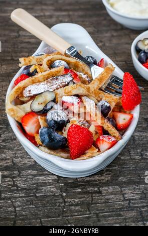 Pfannkuchenbänder mit frischen Sommerfrüchten - Erdbeeren und Heidelbeeren Stockfoto