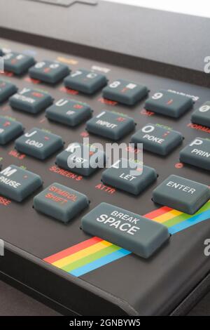 Nahaufnahme der Sinclair ZX Spectrum Tastatur. Konzentrieren Sie sich auf die Befehlstaste Basic BREAK SPACE. Klassischer 8-Bit-Heimcomputer aus den 1980er Jahren (siehe Hinweise). Stockfoto