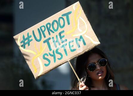 London, England, Großbritannien. September 2021. Studenten inszenieren einen Protest gegen den Klimawandel im Rahmen des Global Climate Strike Day vor dem britischen Parlament. (Bild: © Tayfun Salci/ZUMA Press Wire) Stockfoto